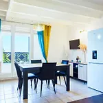 Charmant Duplex Avec Vue Mer Et Piscine - Le Goyave